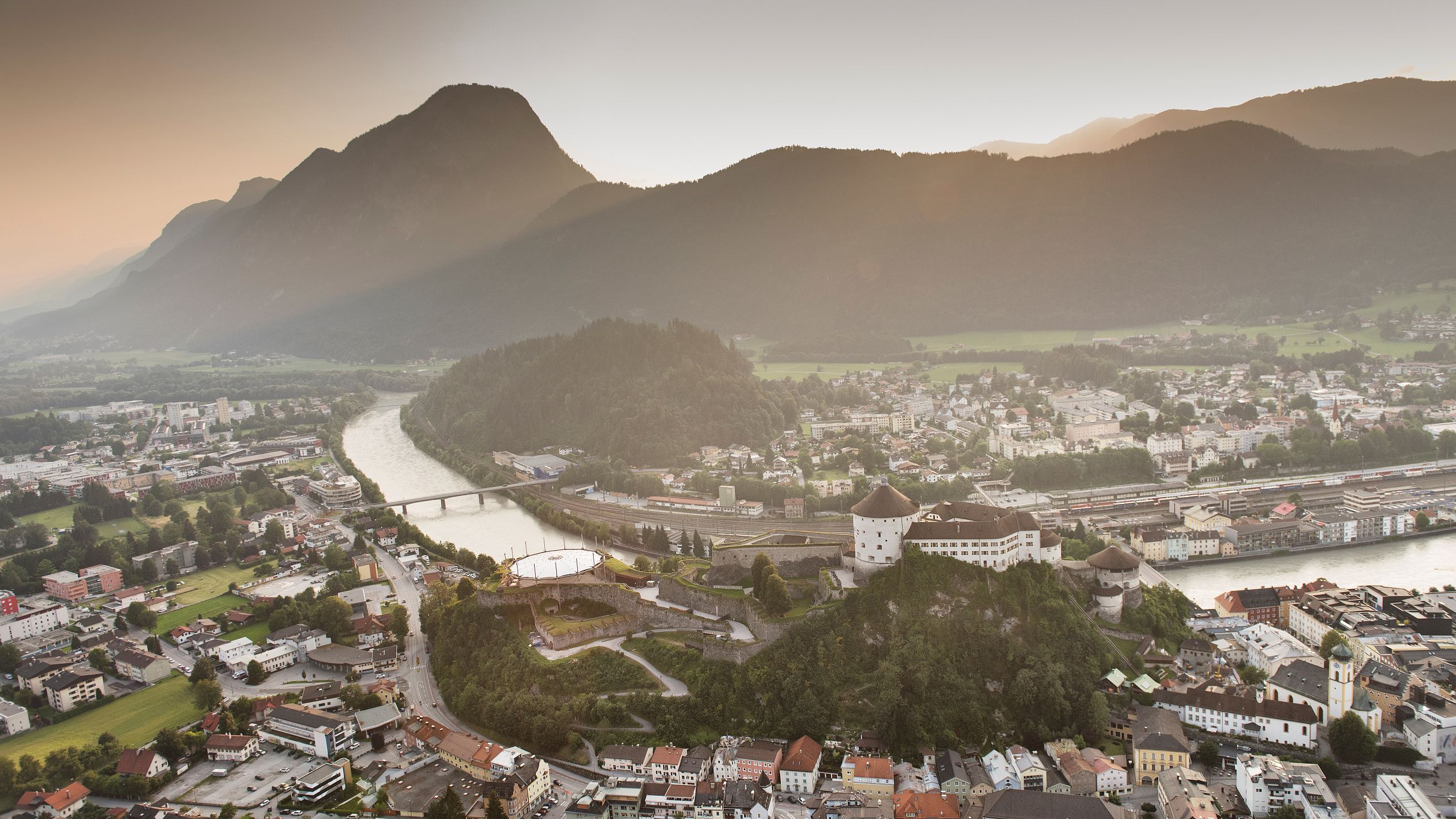 die-stadt-kufstein-mit-festung-inn-von-oben