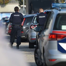 2024-kufstein-polizeikontrolle-spitzi-foto-stock