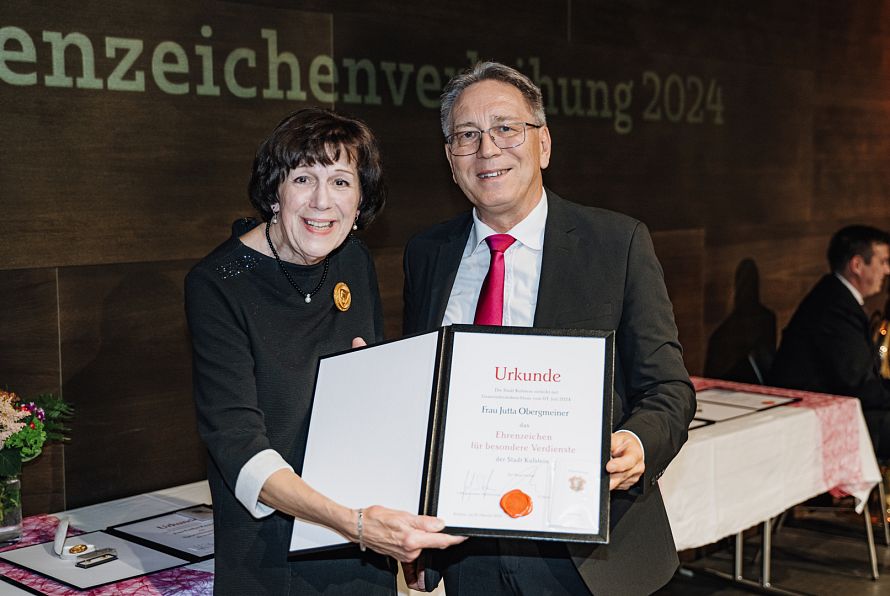 Ehrenzeichenträgerin Jutta Obergmeinter und Bürgermeister Martin Krumschnabel.