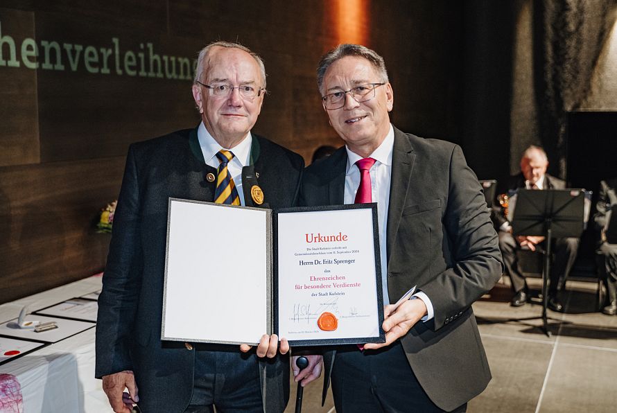 Ehrenzeichenträger Dr. Fritz Sprenger und Bürgermeister Martin Krumschnabel.