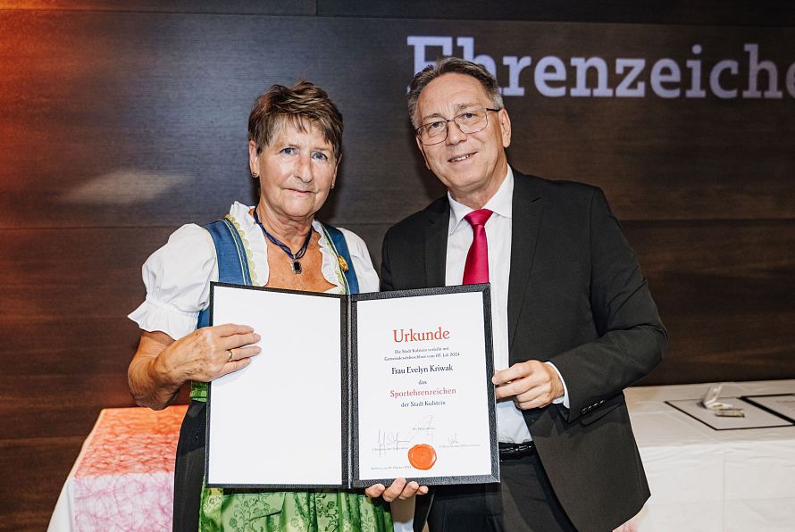 Sportehrenzeichenträgerin Evelyn Kriwak und Bürgermeister Martin Krumschnabel.