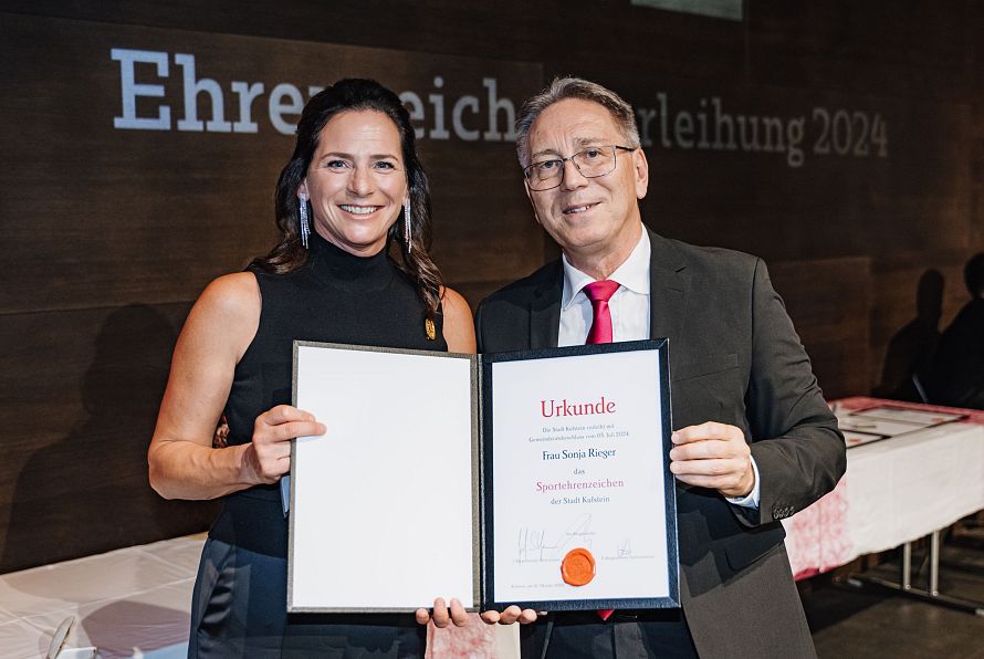 Sportehrenzeichenträgerin Sonja Rieger und Bürgermeister Martin Krumschnabel.