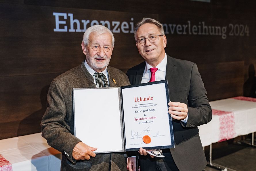 Sportehenzeichenträger Egon Obojes und Bürgermeister Martin Krumschnabel.